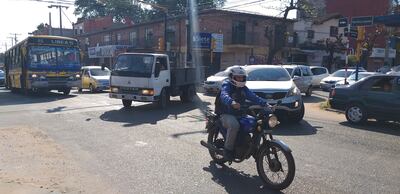 Caos vehicular en el centro de Luque ante nulo control de la policía municipal de tránsito