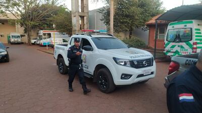 Policías de la Comisaría Primera llegando al Hospital donde estaba siendo asistida la víctima.