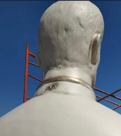 La firma que identifica al autor situada en la parte posterior del cuello de la estatua fue objeto de especulaciones y polémica. Finalmente, su creador, el escultor Orlando González, aclaró la situación.