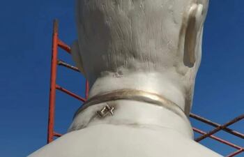 La firma que identifica al autor situada en la parte posterior del cuello de la estatua fue objeto de especulaciones y polémica. Finalmente, su creador, el escultor Orlando González, aclaró la situación.