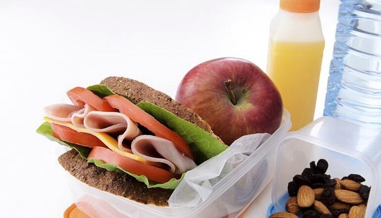 Algunas opciones de merienda escolar pueden ser el consumo de maní, frutas de estación y un triángulo de sándwich de queso, sin mayonesa o un triángulo de sándwich de verduras con huevo.