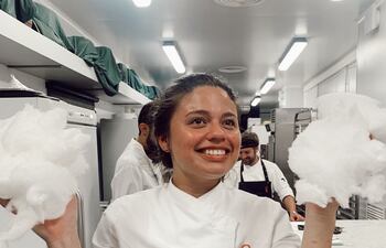 ¡Feliz! La paraguaya Julieta Mora en la cocina del Mas Marroch.