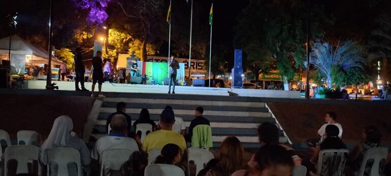 Presentación de shows artísticos en el cierre de la maratón de recolección de juguetes.