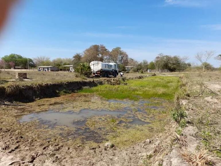 El camión cisterna carga agua en un tajamar en la comunidad de María Auxiliadora.