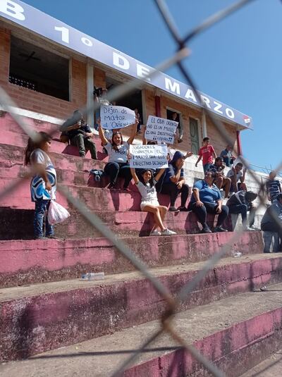 Hinchas de Oriental manifestándose en el estadio del Club 1° de Marzo.