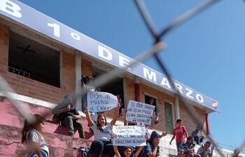Hinchas de Oriental manifestándose en el estadio del Club 1° de Marzo.