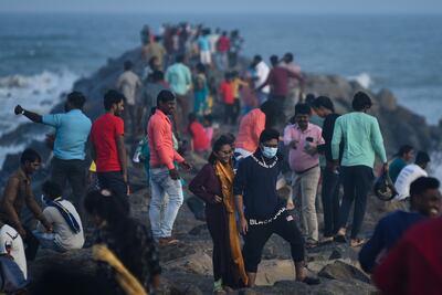 Decenas de personas pasan el rato en el puerto pesquero de Kasimedu, en Chennai (India).