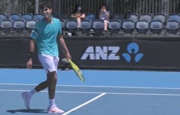 Adolfo Daniel Vallejo celebra el triunfo y la clasificación a octavos del Abierto de Australia Júnior.
