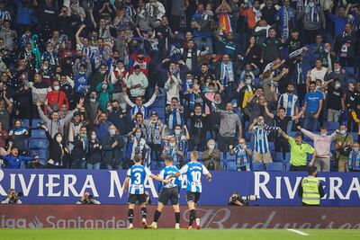 Los jugadores del Espanyol celebran el segundo gol del equipo españolista durante el encuentro correspondiente a la novena jornada de primera división que disputan hoy lunes frente al Cádiz en el RCDEstadium en Barcelona.