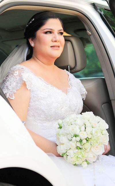 El vestido y el tocado fueron diseñados por Soraya Bittar.