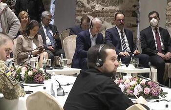 Fotografía cedida por la agencia oficial turca en la que se observa al oligarca ruso, Roman Abramovich (C, al fondo) durante las negociaciones de hoy, en Estambul.