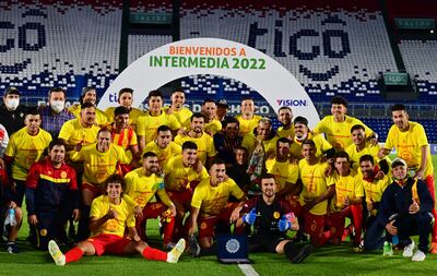 Futbolistas, cuerpo técnico y componentes del staff de Martín Ledesma celebran el ascenso obtenido ayer ante Itapuense.