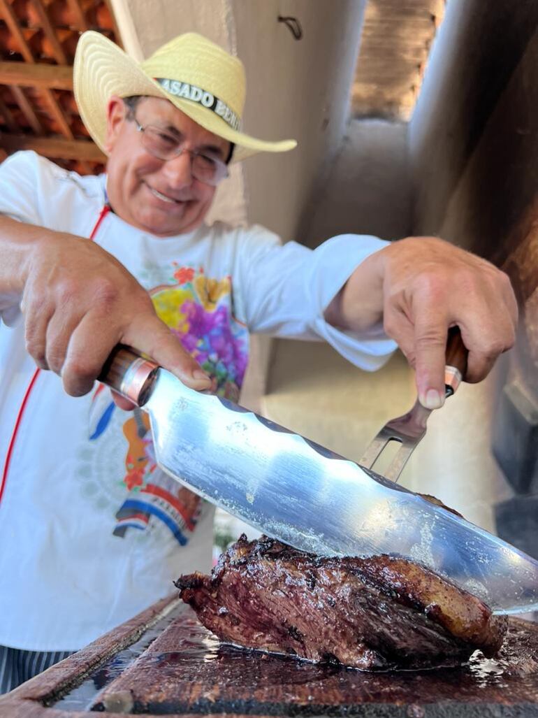Don Benjamín Benítez con un corte del tradicional asado paraguayo. (Gentileza)