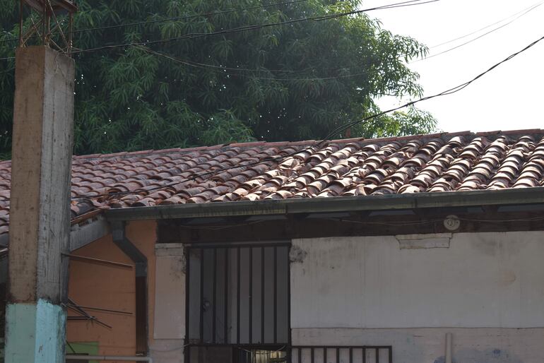 Las tejas de los salones se encuentran rotas y en los días de lluvia las salas se inundan 