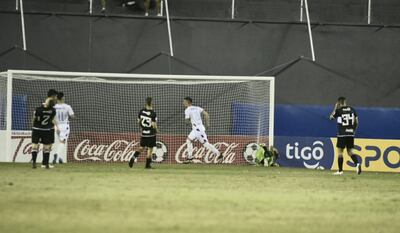 Comienza el festejo de Leonardo Villagra tras anotar el primero de Nacional