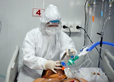 Un médico del Hospital Nacional atiende a un paciente con covid. La institución ya no dispone de camas para nuevos pacientes.