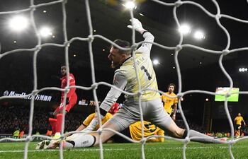 La pelota infla la red del Wolverhampton en el minuto 93. El gol lo marcó el belga Divock Origi para darle la victoria 1-0 al Liverpool.