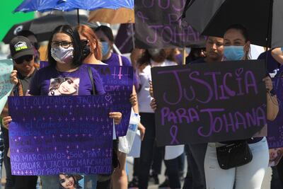 Mujeres y activistas se manifiestan hoy en contra de los feminicidios en Ciudad Juárez, estado de Chihuahua (México). Decenas de activistas, familiares y amigos marcharon este domingo para pedir justicia por el feminicidio de Jacivi Alejandra Holguín, una joven mexicana de 21 años que desapareció hace un año en la fronteriza Ciudad Juárez, y cuyo cuerpo apareció días después en una escuela.