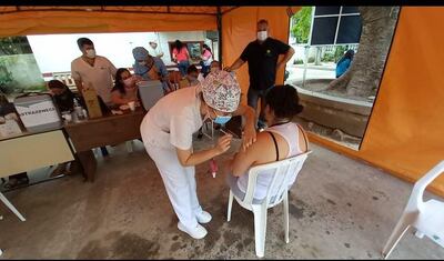 Una solitaria persona, en el centro de vacunatorio de Pilar.