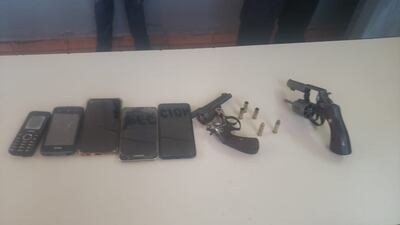 Cinco celulares y dos revólveres fueron incautados por los intervinientes.