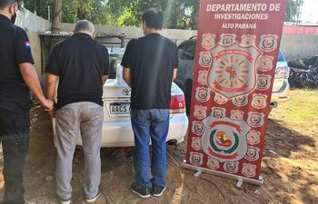 El procedimiento que permitió la detención del boliviano (derecha) estuvo a cargo de agentes de Investigaciones del Alto Paraná.