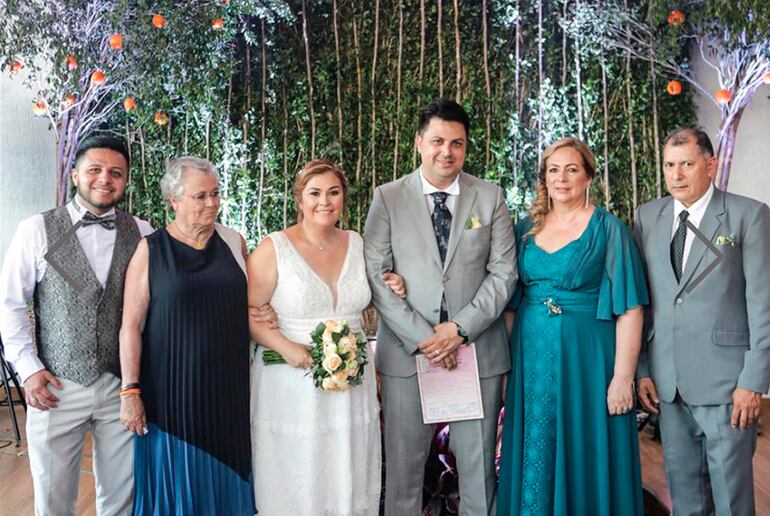 Fueron los padrinos de la pareja Gilberto Marecos y Gladys Ruiz; Carmen Ibars y Adrián Zavala.