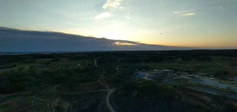 Un hermoso atardecer captado desde la cima  del cerro de la Cantera Aguapety  en Coronel Oviedo. 