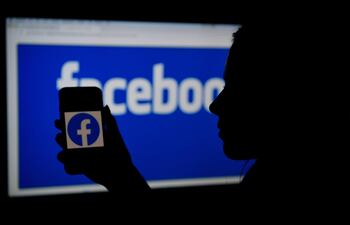 Los agentes antimonopolio de EE. UU. han pedido a un tribunal federal un tiempo adicional para volver a presentar un caso de monopolio contra Facebook, lo que podría revertir su adquisición de Instagram y WhatsApp, pero fue descartado el mes pasado.