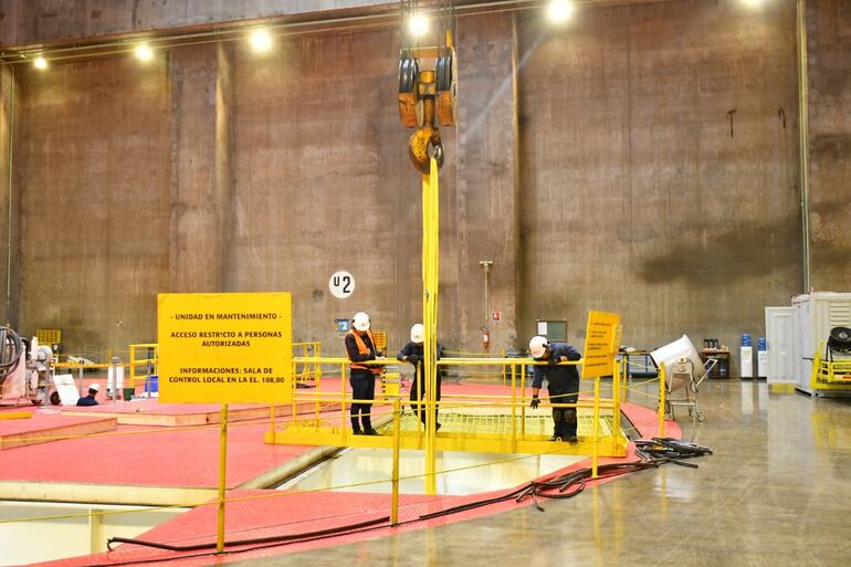 Técnicos de la CHI en el proceso de mantenimiento preventivo trienal de la U02, que está en curso.