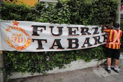 Un hincha del Club Progreso cuelga una pancarta de apoyo al expresidente de Uruguay Tabaré Vázquez hoy, frente a su residencia en Montevideo (Uruguay). Tabaré Vázquez, que presidió el Club Progreso entre 1979 y 1989, continúa internado en su casa.