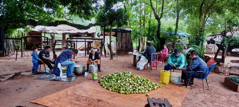 Pobladores de Tañarandy preparan candiles de la cáscara de apepu para las luminarias del Viernes Santo.