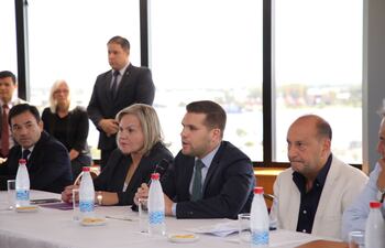 En el extremo derecho, el presidente del Senado, Oscar Salomón, junto a otros legisladores, este lunes en la reunión con el sector naviero y un representante de la embajada de EE.UU.