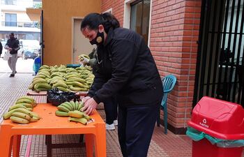 Los padres de alumnos de la Escuela Espíritu Santo retiran seis unidad de banana por cada alumno.