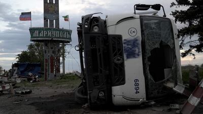 Un camión volcado en la ciudad de Mariúpol, Ucrania.