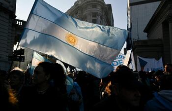 Los opositores al gobierno del presidente argentino Alberto Fernández realizan una protesta frente al palacio presidencial Casa Rosada en Buenos Aires.