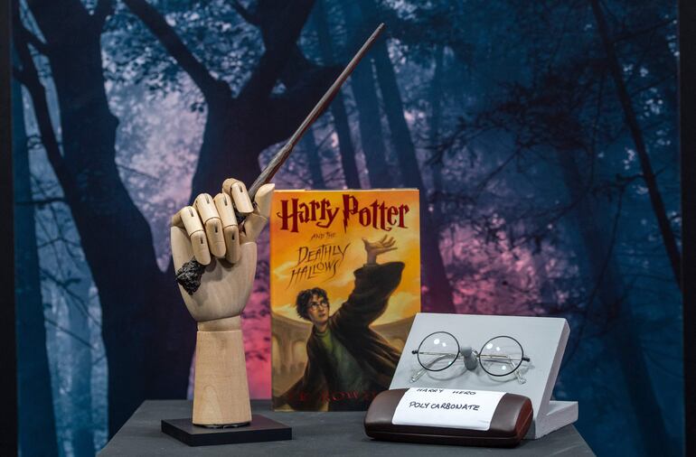 La varita y los lentes utilizados por Daniel Radcliffe en "Harry Potter".