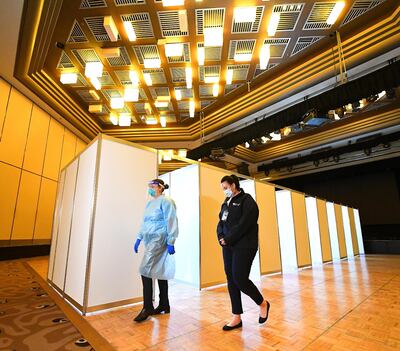 Personal médico y del hotel realizan estrictos controles tras la detección de un caso positivo.