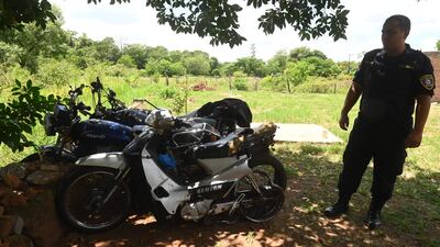 Un policía de Itauguá observa unas motocicletas incautadas de personas que se vieron involucradas en accidentes de tránsito ayer.