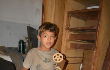 Ramón Mancuello muestra orgulloso su trofeo de campeón y el casco que le regalaron.
