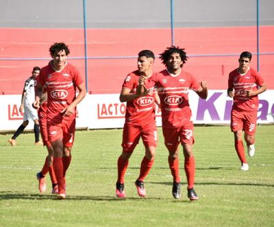 Alejandro Samudio, autor de los dos tantos de Fernando de la Mora, festeja en compañía de Richard Araújo y Adrián Alcaraz. APF