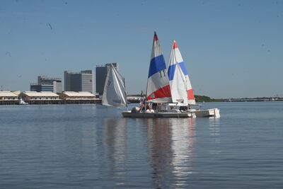 Imagen de un velero en la Costanera de Asunción.