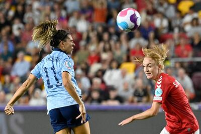 Marta Cardona (i) anota con golpe de cabeza el gol de la victoria para España ante Dinamarca.