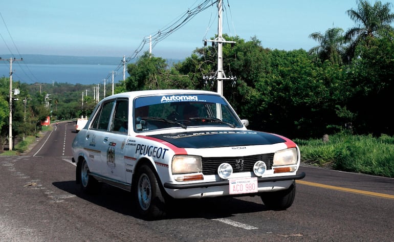 Jacques y Sergio Balansa, grandes animadores del certamen con el Peugeot 504 del año 1978.