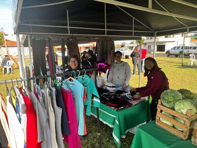 Las emprendedoras de Isla Pucú se presentaron con mucha alegría, cada una contaba con un stand exclusivo para la exposición y venta de los productos.