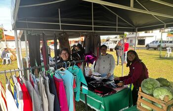 Las emprendedoras de Isla Pucú se presentaron con mucha alegría, cada una contaba con un stand exclusivo para la exposición y venta de los productos.