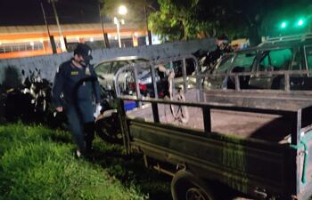 Lucas Fabián Baez Genez detenido junto a las evidencias del robo que llevaba en su motocarro.