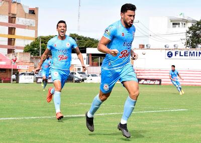 El zaguero Óscar Brizuela celebra el tanto, el que permitió a Resistencia triunfar. (@ResistenciaSC)