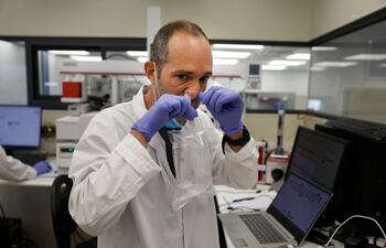 Un investigador israelí demuestra una prueba de coronavirus, en el laboratorio de la sede de NanoScent en la zona industrial de Misgav.