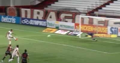 Jean Fernandes (d) en el momento del penal de Thiago Galhardo en 2020.