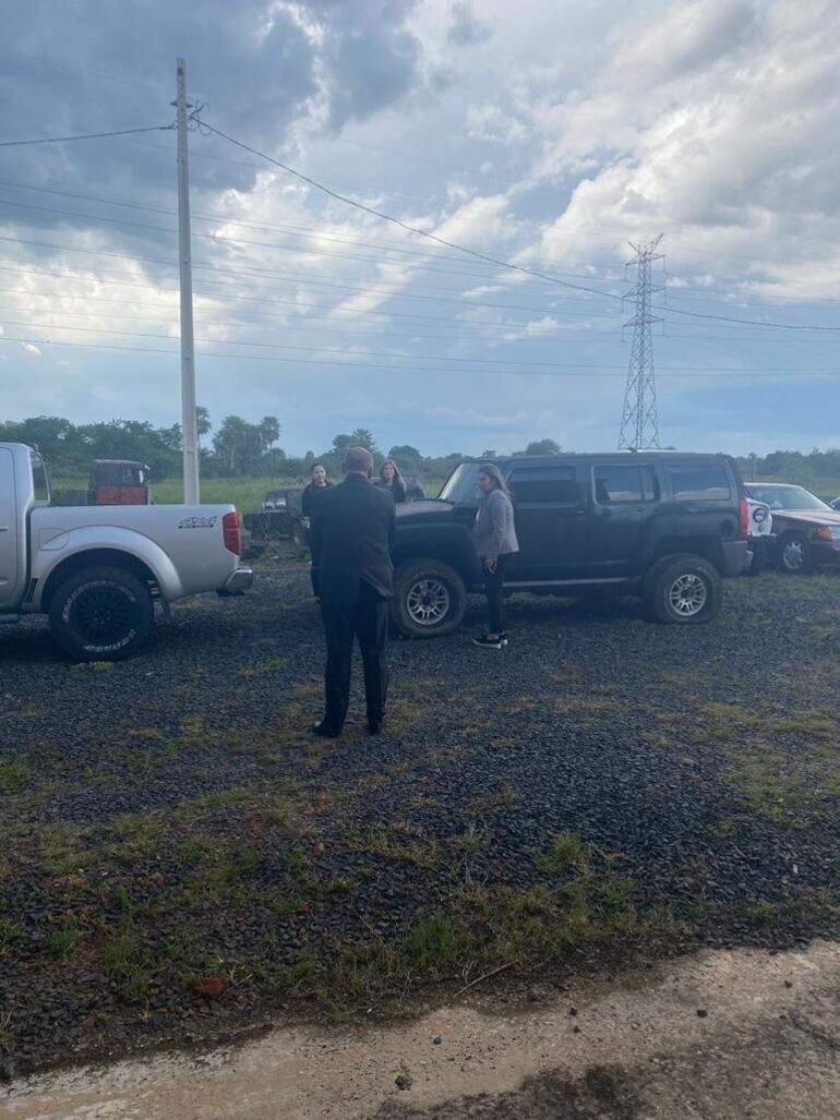 Constitución del Tribunal de Sentencia al depósito de la Senad en Chaco'í, para verificar la camioneta del asistente fiscal Christian Colmán.